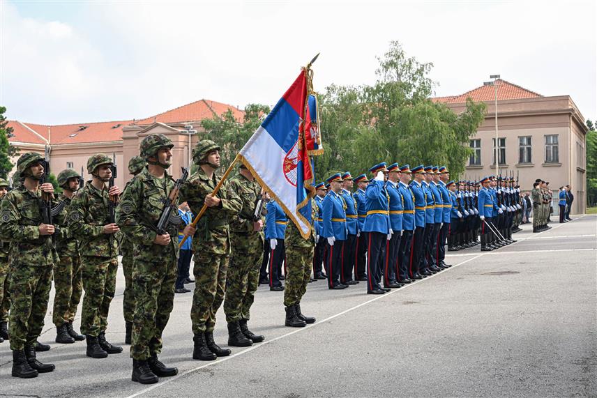 БЕОГРАД, 6. МАЈА /СРНА/ - У касарни "Дедиње" у Београду данас је одржана војна свечаност, поводом Дана Гарде Војске Србије, који се обиљежава у знак сјећања на 195 година од формирања прве гардијске јединице у Србији.