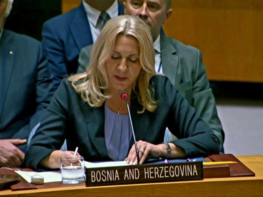 ЊУЈОРК, 6. МАЈА /СРНА/ - Српски члан и предсједавајућа Предсједништва БиХ Жељка Цвијановић истакла је у Њујорку да резултат многобројних декрета које је Кристијан Шмит противправно наметнуо од када је крочио у БиХ није "кохезивнија" БиХ, него дубоко поларизовано друштво које тешко може опстати уз страно уплитање таквог вида и интензитета.