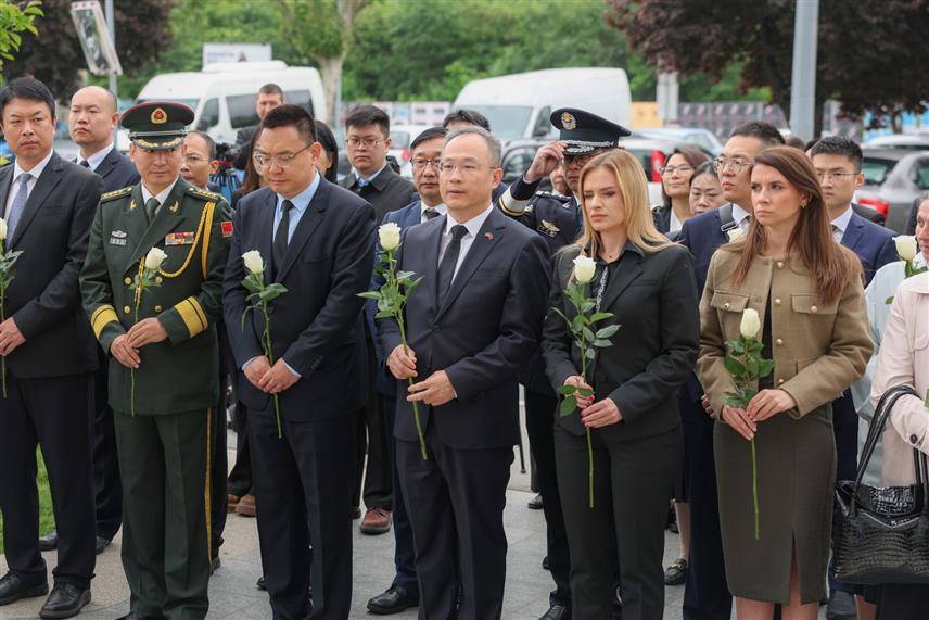 БЕОГРАД, 7. МАЈА /СРНА/ Министар за рад, борачка и социјална питања Србије Милица Ђурђевић Стаменковски и амбасадор Кине у Београду Ли Минг, на обилежавању 26 година од НАТО бомбардовања кинеске Амбасаде у којем су убијена три кинеска новинара, а више од 20 људи је рањено.