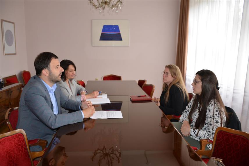 ПРИЈЕДОР, 7. МАЈА /СРНА/ - Састанак градоначелника Слободана Јавора с представницима савјета родитеља дјеце која похађају приватне вртиће.