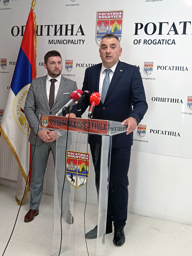 РОГАТИЦА, 7. МАЈА /СРНА/ - Министар пољопривреде, шумарства и водопривреде Републике Српске Саво Минић рекао је да ће Влада Српске помоћи са 500.000 КМ опремање погона за примарну прераду меркантилног кромпира у Рогатици.