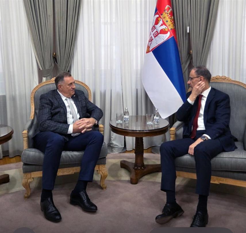 БЕОГРАД, 7. МАЈА /СРНА/ - Предсједник Републике Српске Милорад Додик рекао је да је разговарао данас у Београду са предсједником Владе Србије Ђуром Мацутом о пројектима који ће додатно ојачати везе између Српске и Србије, те истакао да се само кроз заједничке иницијативе може осигурати економски напредак и стабилност за српски народ.