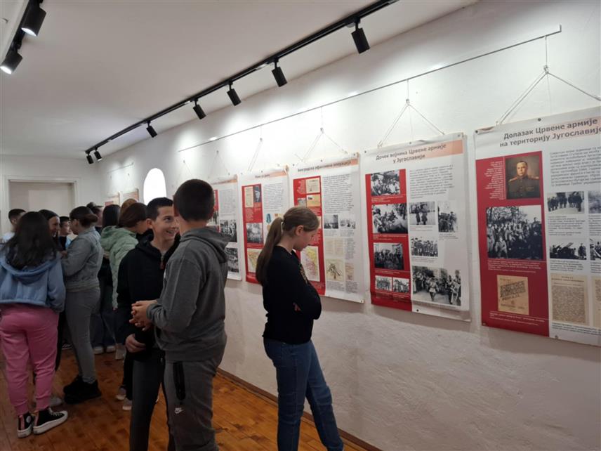 ХАН ПИЈЕСАК, 8. МАЈА /СРНА/ - На Хан Пијеску је данас отворена изложба "Надомак побједе", посвећена 9. мају - Дану побједе над фашизмом, у заједничкој организацији локалног Центра за омладину и спорт "Поглед" и Руског центра за науку и културу - Руски дом из Београда.