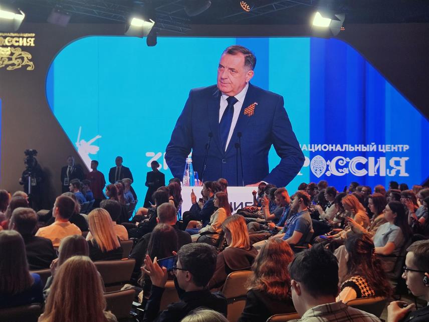 МОСКВА, 8. МАЈА /СРНА/ - Предсједник Републике Српске Милорад Додик упознао је данас у Москви руску омладину о историјату српског народа на Балкану и Републици Српској, истичући да она иако покрива 49 одсто територије међународно признате БиХ има виши степен аутомомије и сва обиљежја државе.