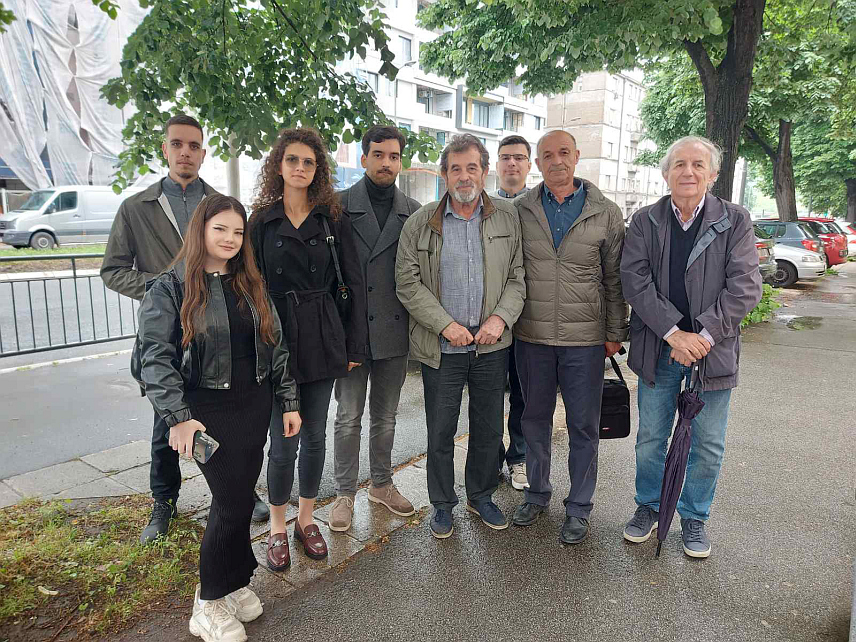 БЕОГРАД, 8. МАЈА /СРНА/ - Директор Информационо-документационог центра "Веритас" Саво Штбац са студентима Правног факултета на суђењу у Београду хрватским пилотима за гранатирање српске избјегличке колоне на Петровачкој цести.