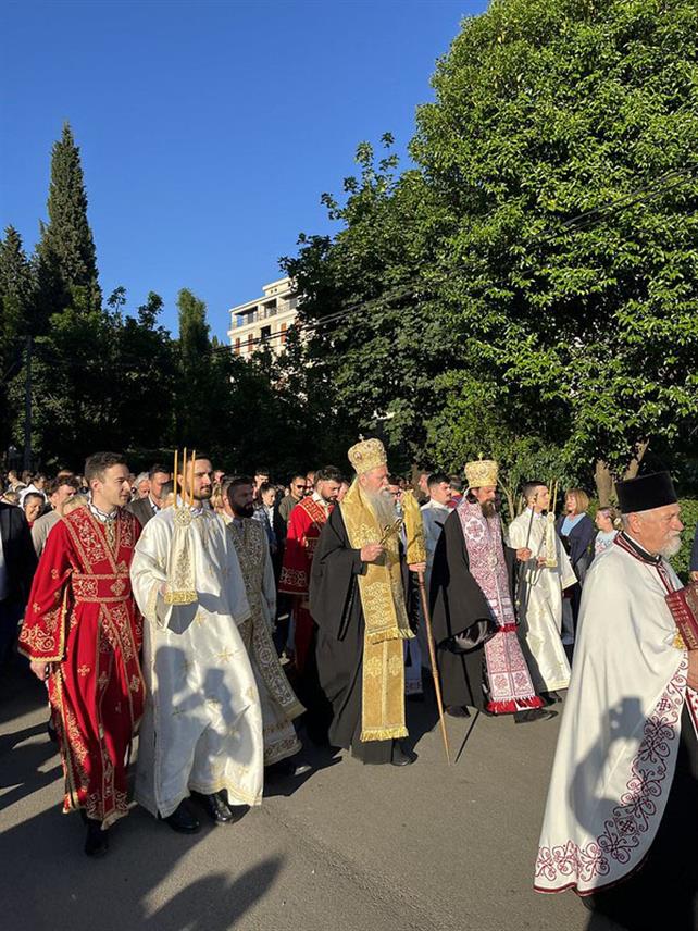 ПОДГОРИЦА, 8. МАЈА /СРНА/ - Улицама Подгорице данас је, поводом славе града, прошла Марковданска литија са моштима Светог Симеона Дајбабског коју је предводио Његово високопреосвештенство митрополит црногорско-приморски Јоаникије.