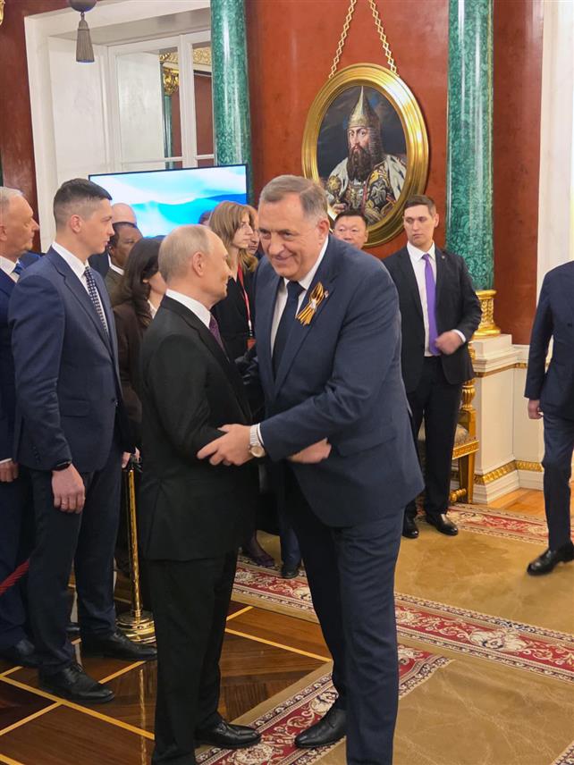 МОСКВА, 8. МАЈА /СРНА/ -Предсједник Републике Српске Милорад Додик истакао је да је разговарао са предсједником Руске Федерације Владимиром Путином, који је још једном показао да истински разумије положај српског народа и подржава Српску у њеној борби за очување идентитета и стабилности.
