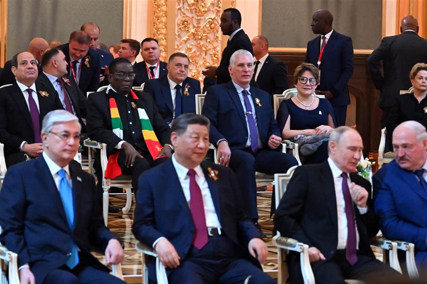 МОСКВА, 8. МАЈА /СРНА/ - Предсједник Руске Федерације Владимир Путин уприличио је у Кремљу свечани пријем за свјетске званичнике, укључујући предсједника Републике Српске Милорада Додика, који су дошли у Москву како би присуствовали обиљежавању 80 година од побједе над фашизмом.