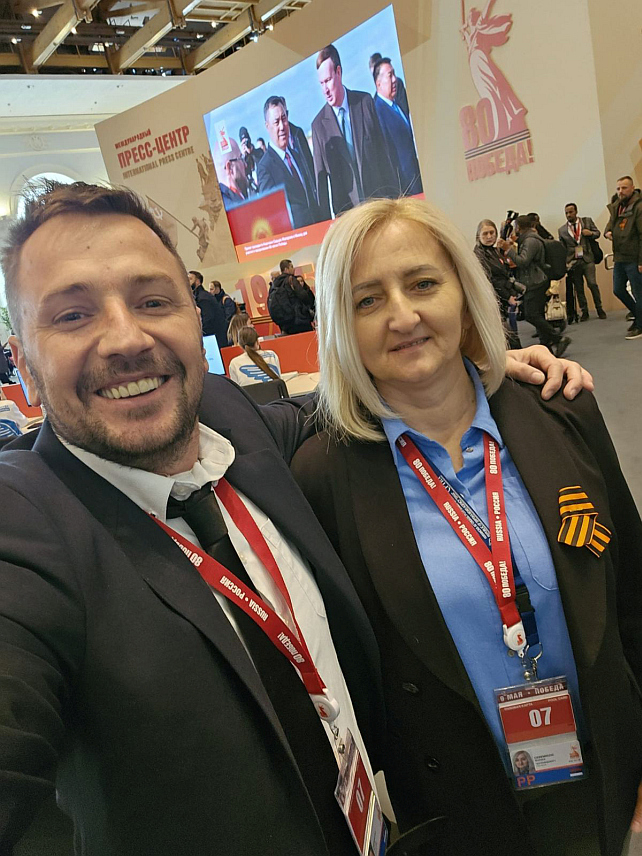МОСКВА, 9. МАЈА /СРНА/ - Велики број новинарских екипа из медијских кућа широм свијета прати Параду побједе у Москви у знак сјећања на 80 година од побједе у Другом свјетском,међу бројним новинарским екипама су и представници Новинске агенције Републике Српске - СРНА - новинар извјештач Наташа Черемиџић и сниматељ Бранко Дробњак.