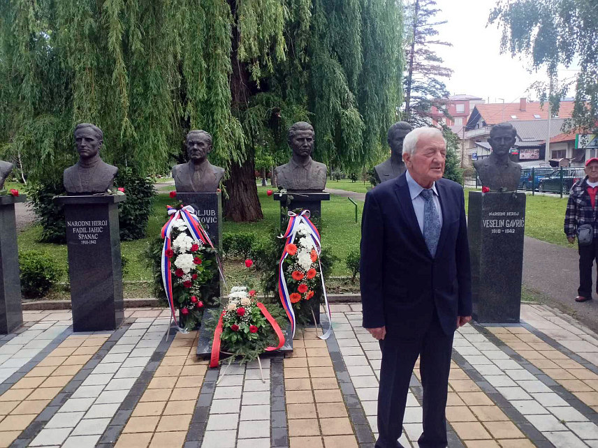 БИЈЕЉИНА, 9. МАЈА /СРНА/ - Дан побједе над фашизмом и 80 година од завршетка Другог свјетског рата Градска скупштина СУБНОР-а, потомака и поштовалаца у Бијељини обиљежила је полагањем вијенаца и цвијећа испред биста народних хероја у Градском парку.