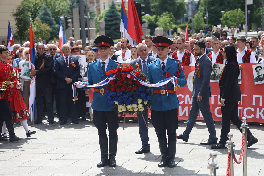 БАЊАЛУКА, 9. МАЈА /СРНА/ - На Споменик жртвама фашизма на бањалучком Тргу палих бораца положени су вијенци и цвијеће поводом обиљежавања 9. маја и историјског догађаја од републичког значаја "Дана побједе над фашизмом 1945. године"./Борислав Здриња/