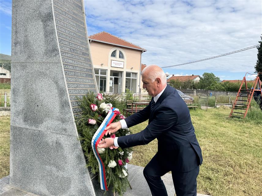МОСTАР, 9. МАЈА /СРНА/ - Поводом Дана побједе над фашизмом, генерални конзул Србије у Мостару Васо Гујић положио је данас вијенац на споменик погинулим борцима НОР-а и цивилним жртвама у Другом свјетском рату, у мостарском насељу Баћевићи.
