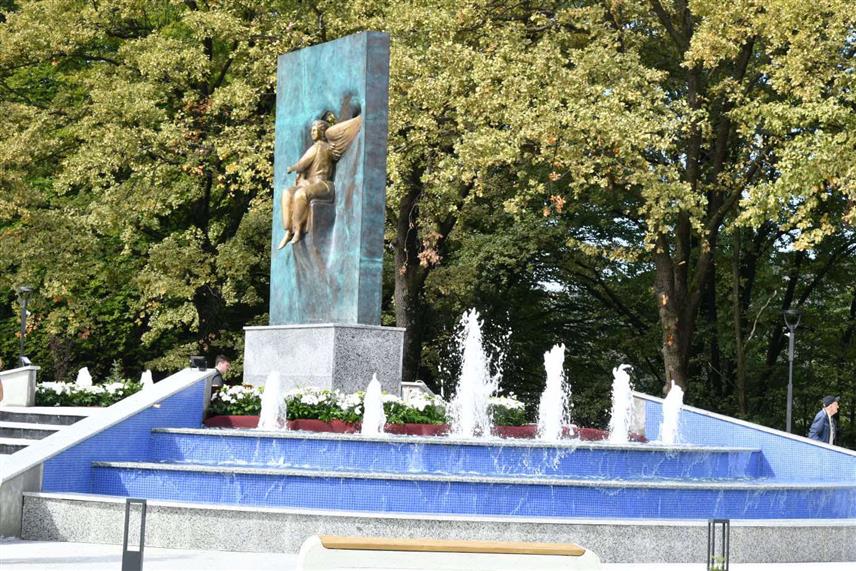 ИСТОЧНО САРАЈЕВО, 9. МАЈА /СРНА/ - Самостални стручни сарадник за меморијализацију и културу памћења у Градској управи Источно Сарајево Свјетлана Самарџија рекла је Срни да је Градска управа, на иницијативу градоначелника Љубише Ћосића, прије пет година покренула низ пројеката који обухватају интензиван рад на очувању културе памћења и пројекте меморијализације,из Градске управе је потекао концепт Комплекса, у којем је лани постављена скулптура Бијелог анђела.
