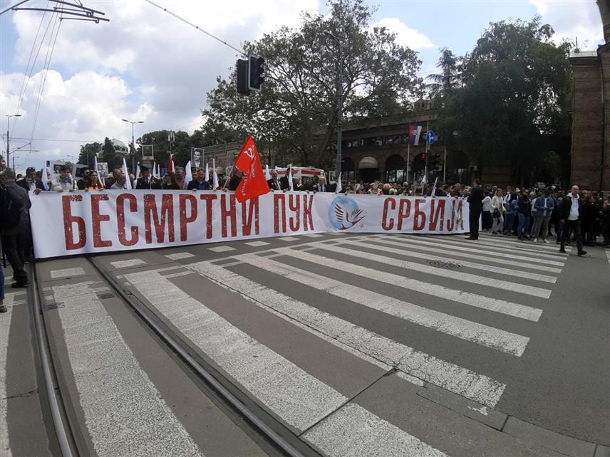 БЕОГРАД, 9. МАЈА /СРНА/ - У Београду је, у оквиру обиљежавања Дана побједе над фашизмом у Другом свјетском рату, неколико хиљада грађана учествовало у шетњи "Бесмртног пука", носећи фотографије својих предака који су животе дали у борби против фашизма.