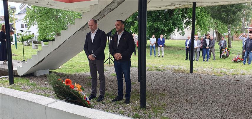 БРОД, 9. МАЈА /СРНА/ - Полагањем вијенаца и цвијећа на спомен-костурницу у градском парку у Броду обиљежен је Дан побједе над фашизмом у Другом свјетском рату и том приликом поручено да су оба свјетска рата опомена да треба памтити жртве великих страдања.