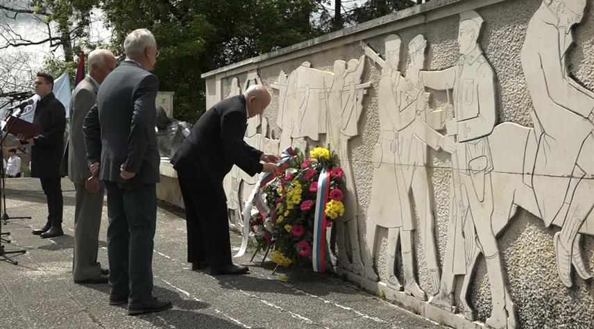 ПРИЈЕДОР, 9. МАЈА / СРНА/ - У Приједору су, поводом обиљежавања 9. маја, Дана побједе, положени вијенци на Партизанском гробљу, а предсједник градског одбора СУБНОР-а Вељко Родић истакао је да ово један од највећих празника који обиљежава слободарски свијет и да су данашње поруке мира и слободе највећа тековина и Народноослободилачке борбе.