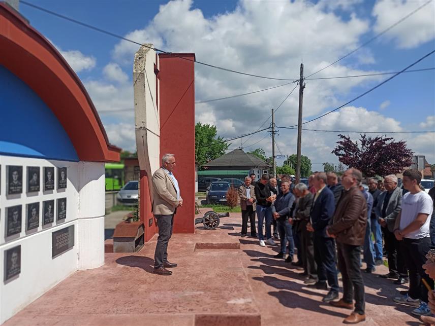ЗВОРНИК, 9. МАЈА /СРНА/ - У Пилици код Зворника данас је служен помен, прислужене су свијеће и положени вијенци код спомен-обиљежја погинулим борцима у Одбрамбено -отаџбинском рату и Другом свјетском рату, поводом Дан побједе над фашизмом - 9. маја.	
