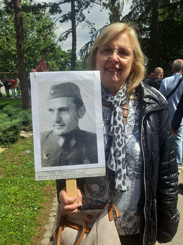 БЕОГРАД, 9. МАЈА /СРНА/ - Потомци хероја који су се борили за слободу Србије у Првом и Другом свјетском рату, истичу да су поносни на херојство својих предака и да су са гордошћу учествовали у маршу "Бесмртног пука" данас у Београду, која је одржан у оквиру обиљежавања 80 година од побједе над фашизмом.