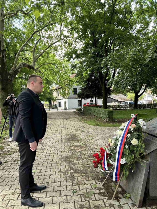 КОЗАРСКА ДУБИЦА, 9. МАЈА /СРНА/ - Млади Општинског одбора СНСД-а у Козарској Дубици данас су, поводом Дана побједе над фашизмом, положили вијенац на спомен-обиљежје у градском парку.