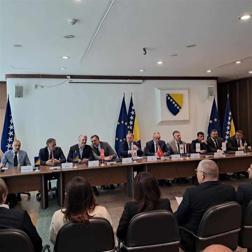 САРАЈЕВО, 9. МАЈА /СРНА/ - Представници дијела опозиционих странака из Републике Српске и Федерације БиХ /ФБиХ/ потписали су данас у Сарајеву Платформу за мир, стабилизацију, европску будућност и економски напредак БиХ.