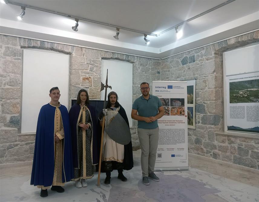 ТРЕБИЊЕ, 9. МАЈА /СРНА/ - У Tребињу је вечерас отворена манифестација "Ноћ тврђава" у оквиру које ће посјетиоци имати прилику да се упознају о различитим културним садржајима и да присуствују поучним програмима везаним за средњовјековне дворове и тврђаве.