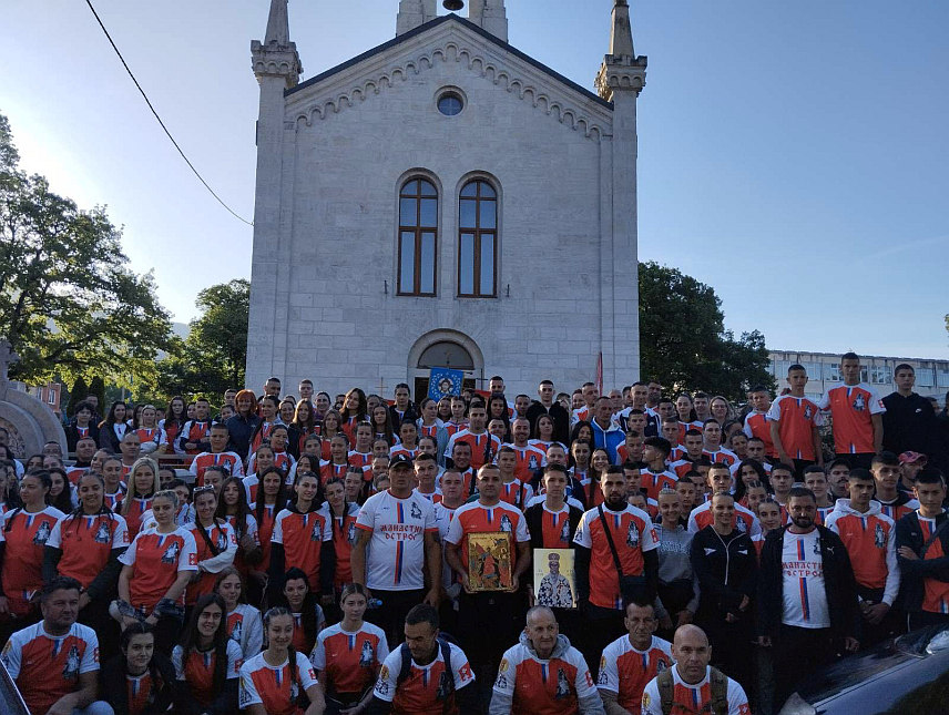 БИЛЕЋА, 9. МАЈА /СРНА/ - Из Билеће је јутрос око 400 ходочасника, што је највише до сада, кренуло на пут до манастира Острог, поводом 12. маја, празника посвећеног Светом Василију Острошком и Tврдошком.