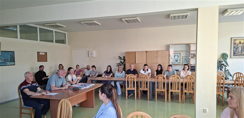 ШАМАЦ, 10. ЈУНА /СРНА/ - Предсједник бањалучког Одбора за помоћ Србима на Косову и Метохији Милорад Арлов разговарао је данас у Бањалуци са породицама ученика код којих ће боравити њихови вршњаци из Косовске Митровице, а које су изразиле жељу да сљедеће године саме плате трошкове још једног аутобуса како би дошло још више малишана у оквиру пројекта "Спојимо дјецу Косова и Метохије и Републике Српске".