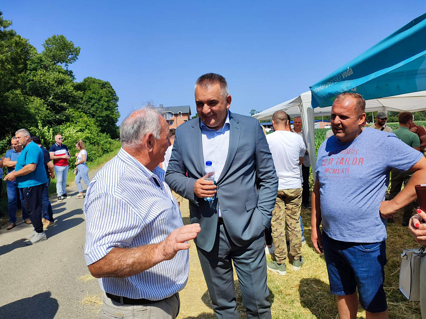 БАЊАЛУКА, 10. ЈУНА /СРНА/ - Министар пољопривреде, шумарства и водопривреде Републике Српске Саво Минић изјавио је да очекује просјечан род и квалитет овогодишње пшенице, те да ће цијена зависити од глобалних параметара.