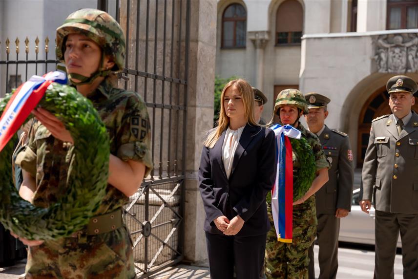 БЕОГРАД, 10. ЈУНА /СРНА/ - У Саборној цркви у Београду положен је вијенац поводом 157 година од убиства кнеза Михаила Обреновића, једном од најзначајнијих српских владара, који је остао упамћен као просвећени владар који је визионарском политиком и реформама дубоко утицао на модернизацију Србије у 19. вијеку.