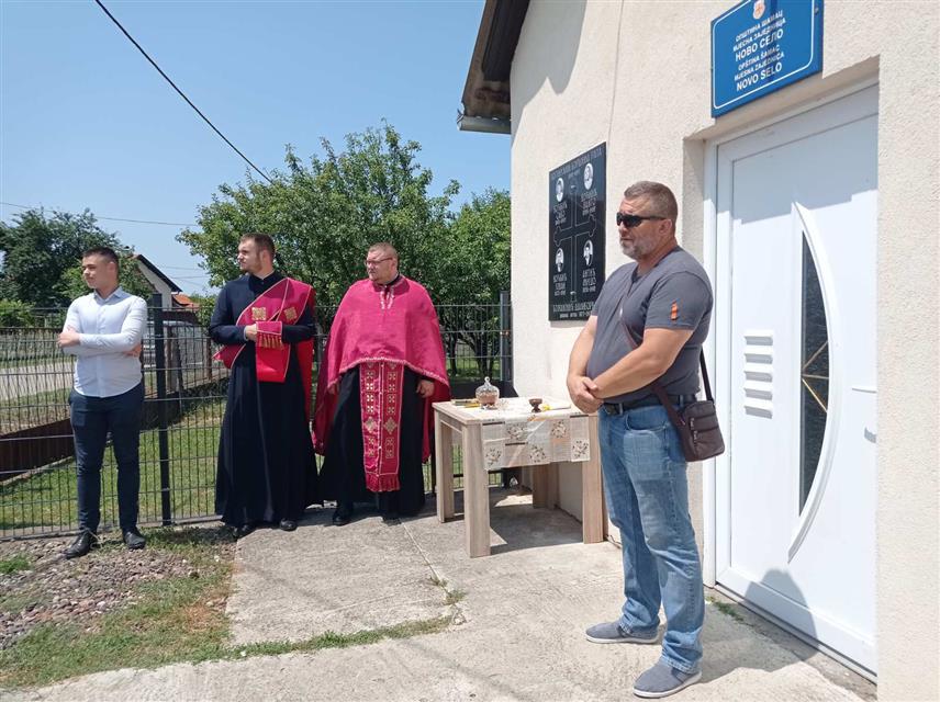 ШАМАЦ, 10. ЈУНА /СРНА/ - У Новом Селу код Шамца данас је служен парастос за четири борца Војске Републике Српске погинула у Одбрамбено-отаџбинском рату и једну цивилну жртву рата.