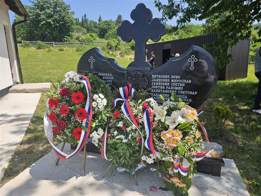 ЧЕМЕРНО, 10. ЈУНА /СРНА/ - Код Спомен-обиљежја у Чемерну код Илиjаша је служен парастос за 32 српска цивила која су прије 33 године у овом селу звјерски убили припадници такозване Армије БиХ из Брезе, Високог и Какња, а који још нису одговарали за своја недјела.