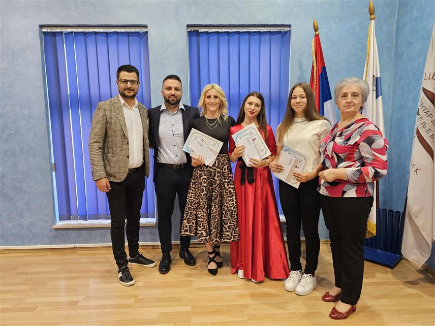 УГЉЕВИК, 10. ЈУНА /СРНА/ - У угљевичком Центру за културу данас је одржан Дан ученичких достигнућа Основне школе "Вук Караџић" из Доњег Забрђа током којег су награђени најуспјешнији ученици школске 2024/2025. године.