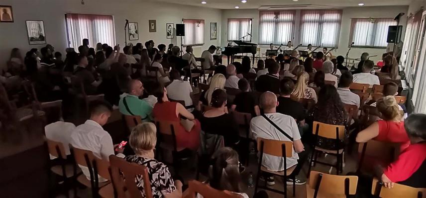 ДОБОЈ, 10. JУНА /СРНА/ - Ученици Основне музичке школе "Маркос Португал" из Добоја одржали су вечерас завршни годишњи концерт, на којем је диплома ученика генерације уручена Лазару Благојевићу из Петрова.