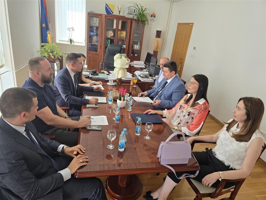 БАЊАЛУКА, 11. ЈУНА /СРНА/ - Министар правде Републике Српске Милош Букејловић и новизабрани декан Правног факултета Универзитета у Бањалуци Зоран Васиљевић потписали су данас у Бањалуци споразум о научној, стручној и пословној сарадњи.