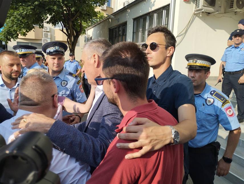 БАЊАЛУКА, 11. ЈУНА /СРНА/ - Лидер СДС-а и градоначелник Теслића Милан Миличевић изашао је из зграде Окружног суда у Бањалуци, гдје је спроведен са одборницима у теслићкој Скупштини града Мехмедом Дубравцем и Мешом Јашаревићем због сумње у кривична дјела примање мита и трговину утицајем.