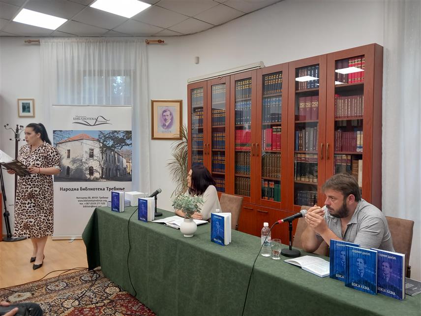 TРЕБИЊЕ, 11. ЈУНА /СРНА/ - У Народној библиотеци у Tребињу вечерас је промовисана збирка приповједака "Божја казна" аутора Јездимира Дангића, које приказују живот српског народа у вријеме аустроугарске окупације, доносећи аутентичне слике страдања, отпора и свакодневнице у тешким историјским околностима.
