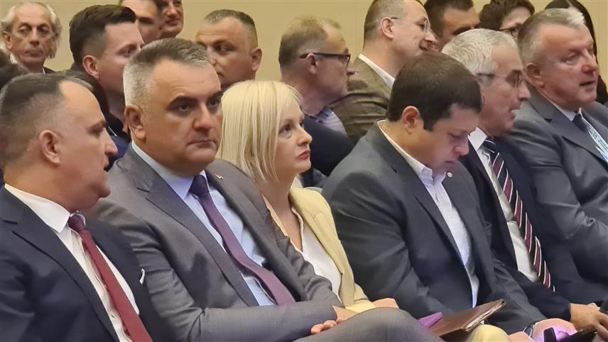 ТЕСЛИЋ, 11. ЈУНА /СРНА/ - Министар пољопривреде, шумарства и водопривреде Републике Српске Саво Минић је вечерас отворио међународни научни скуп "30. годишње савјетовање доктора ветеринарске медицине Републике Српске", који се до суботе, 14. јуна, одржава у хотелу "Кардијал" у Теслићу.