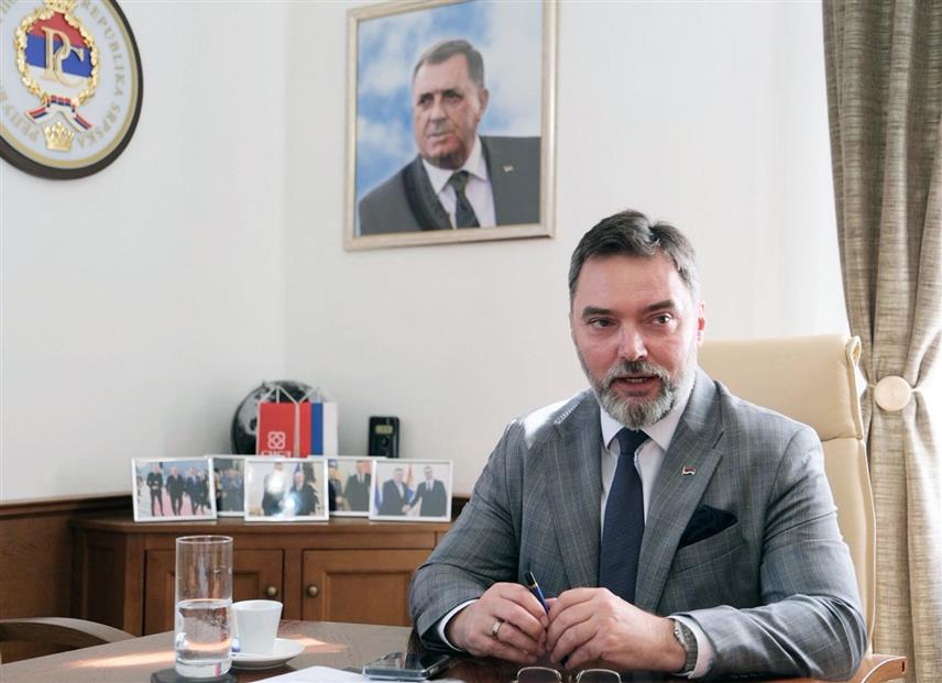 САРАЈЕВО, 12. ЈУНА /СРНА/ - Политички прогон предсједника Републике Српске Милорада Додика и институција Српске мора се хитно прекинути и поништити ругло од процеса пред неуставним правосуђем које је резултат амбиција нелегитимног странца Кристијана Шмита, уколико се жели добро БиХ, поручио је замјеник предсједавајуће Савјета министара Сташа Кошарац.