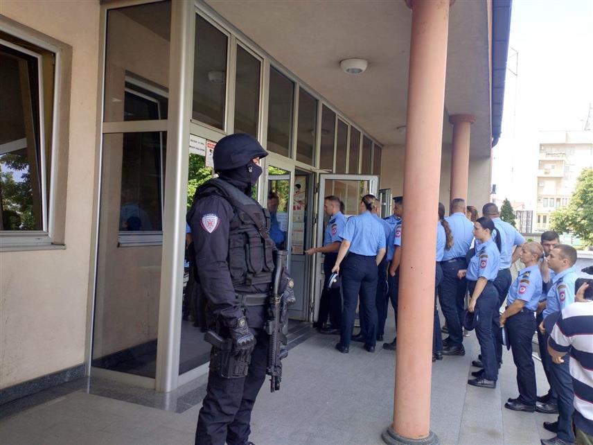 БИЈЕЉИНА, 12. ЈУНА /СРНА/ - Више од 250 полицајаца данас су мирном шетњом од сједишта Полицијске управе Бијељина до зграде суда дали подршку породици брутално убијеног полицијског инспектора Ненада Марковића.