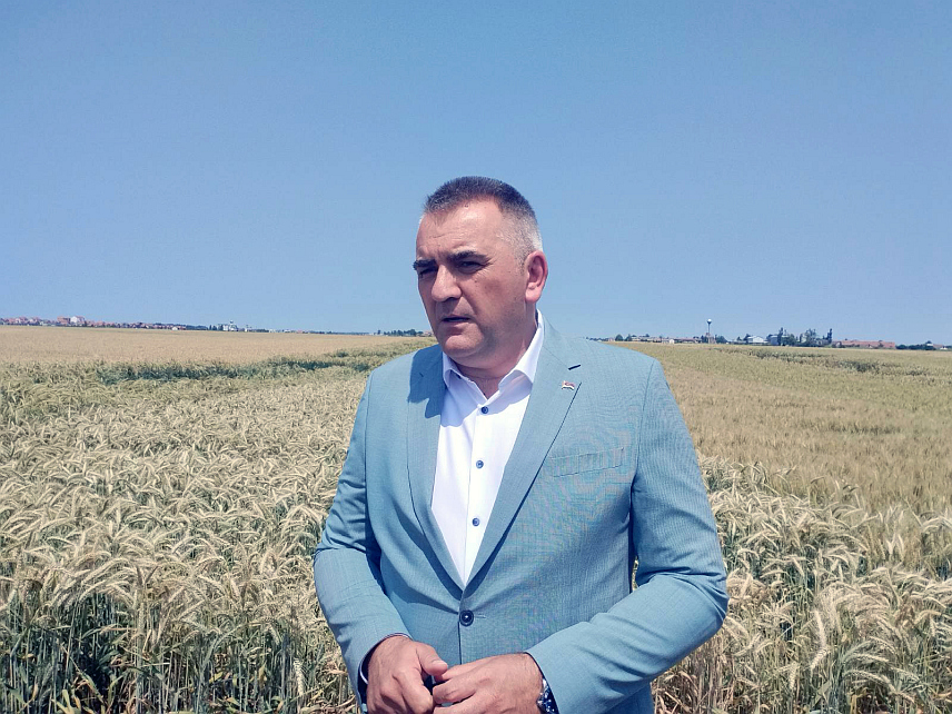 БИЈЕЉИНА, 12. ЈУНА /СРНА/ - Министар пољопривреде, шумарства и водопривреде Републике Српске Саво Минић изјавио је током посјете огледном пољу пшенице у Бијељини да се очекује просјечан род и квалитет, да се договарају складишни капацитети у Семберији и да би цијена ове берзанске робе могла бити између 30 и 32 фенинга.