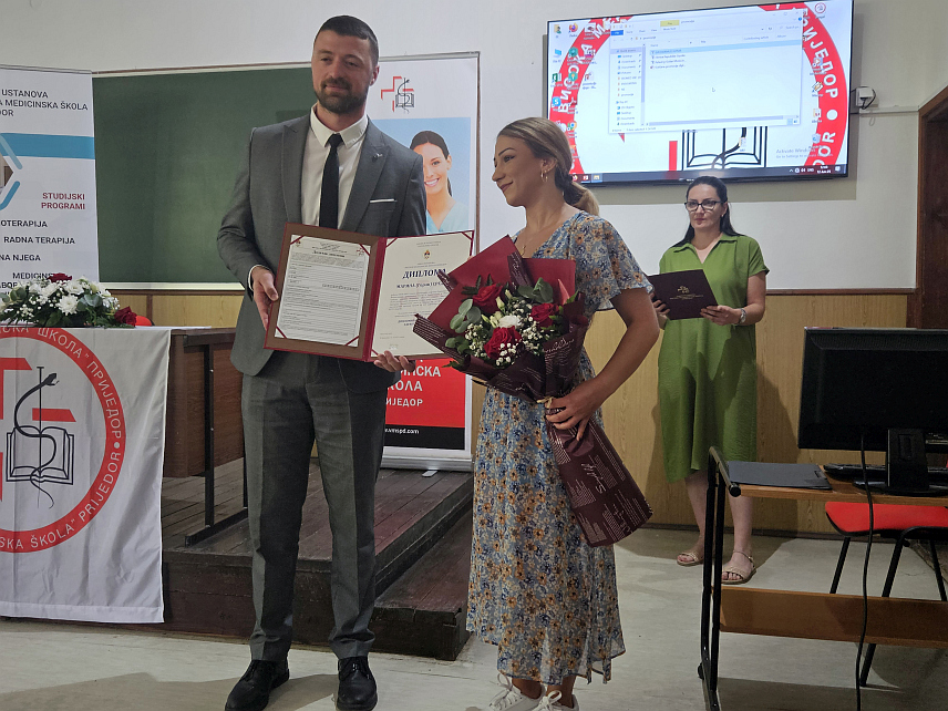 ПРИЈЕДОР, 12. ЈУНА /СРНА/ - Висока медицинска школа Приједор организовала је данас свечану додјелу диплома за 116 свршених студента.
