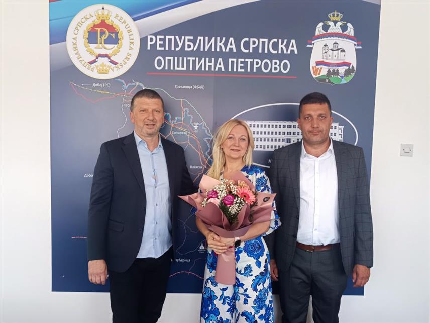 ПЕТРОВО, 12. ЈУНА /СРНА/ - Министар породице, омладине и спорта Републике Српске Селма Чабрић са начелником Петрова Озреном Петковићем у Петрову гдје је присуствовала представи за малишане поводом завршетка наставног процеса.