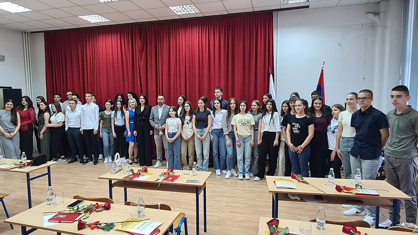 ДОБОЈ, 12. ЈУНА /СРНА/ - У Добоју су данас уручене захвалнице и новчане награде за 42 добитника Вукове дипломе из основних и средњих школа овог града,Вукову награду добила су 23 ученика из шест основних школа и 19 ученика из пет средњих школа, а захвалнице су, уз износ од по 200 КМ, уручили градоначелник Добоја Борис Јеринић и замјеник градоначелника Дијана Каленић.