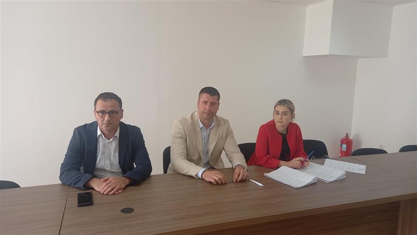 ИСТОЧНО САРАЈЕВО, 12. ЈУНА /СРНА/ - Начелник општине Источно Ново Сарајево Јован Катић данас је потписао 88 уговора за суфинансирање боравка дјеце у приватним вртићима чији родитељи имају пребивалиште у овој локалној заједници, за шта је из буџета издвојено 300.000 КМ.