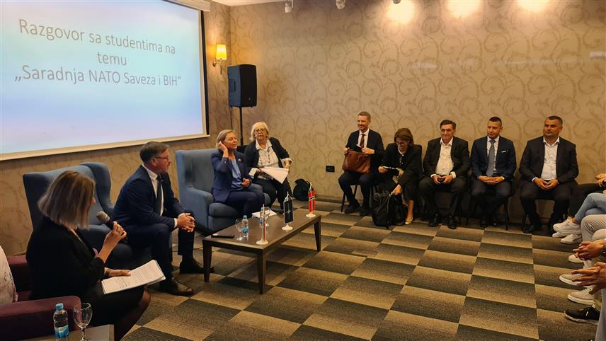 ДОБОЈ, 13. ЈУНА /СРНА/ - Замјеник министра одбране у Савјету министара Александар Гогановић поручио је да га радује став НАТО-а да поштује Дејтонски мировни споразум у којем се јасно наводи да се све одлуке у БиХ морају доносити у складу са договором два ентитета и три конститутивна народа.