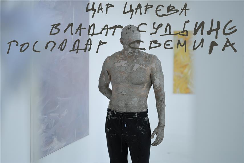 БАЊАЛУКА, 14. ЈУНА /СРНА/ - Изложба "Цар царева, владар судбине, господар свемира" академског сликара Радослава Тадића биће отворена у уторак, 17. јуна у галерији "Др Драгић" у Бањалуци, а како сам сликар каже, инспирацију за нову изложбу је пронашао у дјелу Јована Дучића "Благо цара Радована".