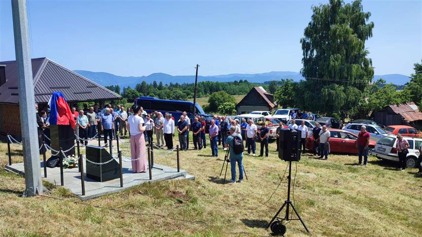 ВИШЕГРАД, 14. ЈУНА /СРНА/ – Ha Кочариму код Вишеграда данас је, поводом годишњице формирања Кочаримског одреда Војске Републике Српске, откривена спомен-биста Перици Марковићу, команданту Другог батаљона Вишеградске бригаде ВРС који је погинуо у Одбрамбено-отаџбинском рату.