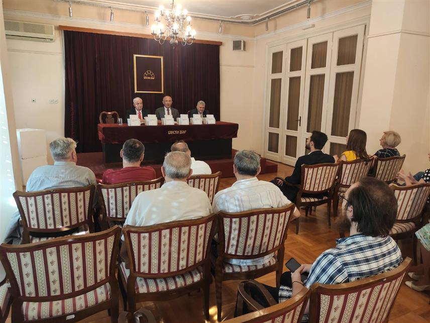 БАЊАЛУКА, 14. ЈУНА /СРНА/ - Мађарско издање књиге "Крај бала вампира" Милана Љепојевића која, између осталог, свједочи о бројним злочинима и агресији над српским народом у 20. вијеку, представљено је данас у Банском двору у Бањалуци.	