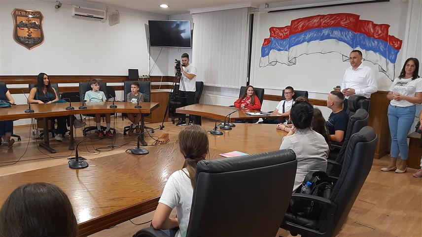 ПРЊАВОР, 14. ЈУНА /СРНА/ - У Прњавор је вечерас допутовало 14 малишана са Косова и Метохије у пратњи два просвјетна радника.	