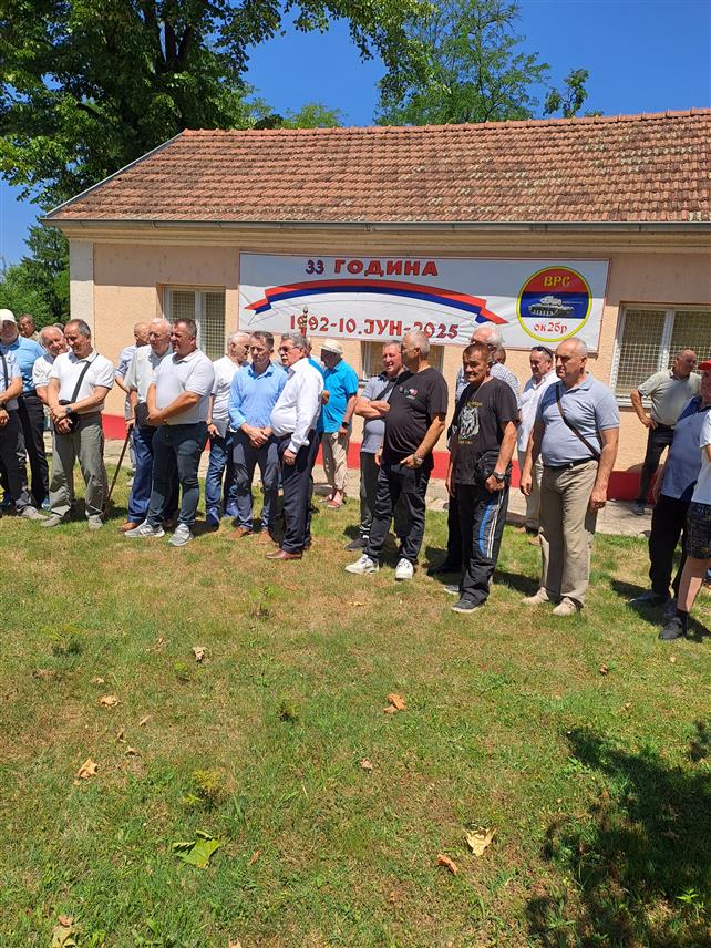 БАЊАЛУКА, 15. МАЈА /СРНА/ - У Бањалуци је данас служен парастос и положени вијенци и цвијеће у знак сјећања на 33 године од формирања Друге оклопне бригаде Војске Републике Српске и на њеног првог команданта генерала Славка Лисицу.